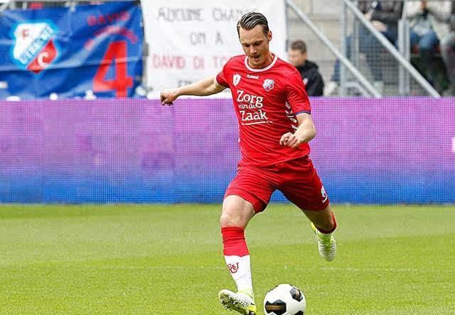 更是对他持 更是对他持